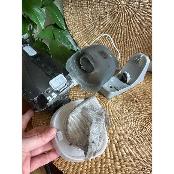 Black and decker, cordless lithium, duster, buster vacuum - Picture 7 of 9